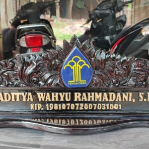 12c92821 19c8 443b 94cf e5913c6a98b0 300x300 - Papan Nama Meja Ukiran Logo Custom Finishing Warna Hitam Kayu Jati