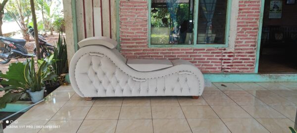 31851502 086a 4cd2 a0f5 808a0bff306f - Kursi Sofa Tantra Kamasutra Kursi Pasutri Warna Cream Kain Bludru Rangka Full Kayu Jati