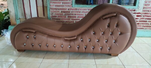 7f2b69ec 04cd 4d3d 8654 fbae2acc3ded scaled - Sofa Tantra Kamasutra Kursi Romantis Sofa Santai Warna Custom Full Kayu Jati