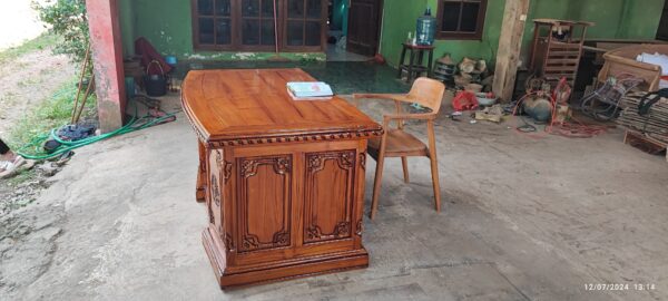 d84a1e05 9a3f 41bf 817f 81845b2229dd scaled - Meja Kantor Kerja Meja Direktur Meja Multifungsi Ukiran Mewah Full Kayu Jati