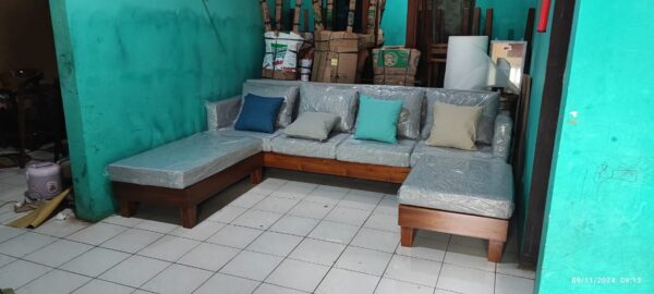 3b411321 fc3f 45a1 93f1 0789a6da36c8 - Kursi Sofa Tamu Sudut Minimalis Scandinavian Jok Full Kayu Jati