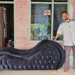 Sofa Tantra Kamasutra Warna Hitam Bludru Rangka Full Kayu Jati