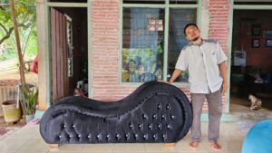 Sofa Tantra Kamasutra Warna Hitam Bludru Rangka Full Kayu Jati