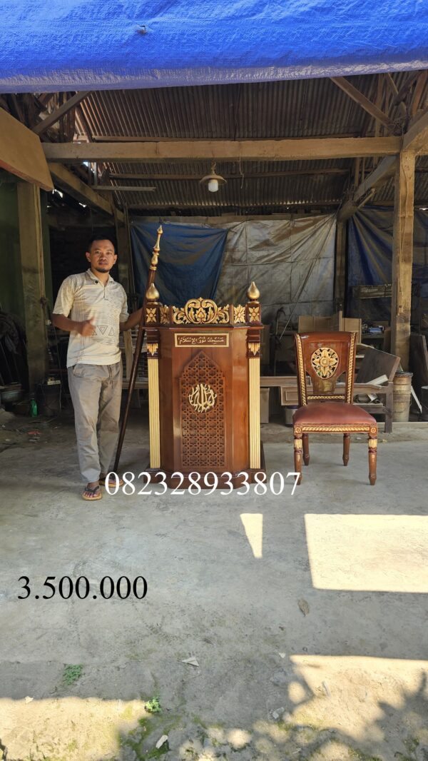 0be6d956 b9e3 4aab 8d43 b5639c5ed2aa scaled - Mimbar Podium Masjid Ukiran Komplit Plus Kursi Dan Tongkat Full Kayu Jati
