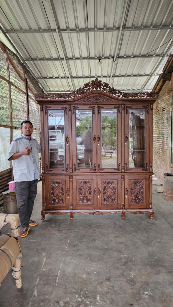 106303a2 bc30 4078 bf2b 8a55280d8709 - Lemari Hias Kaca Ukiran Full Kayu Jati