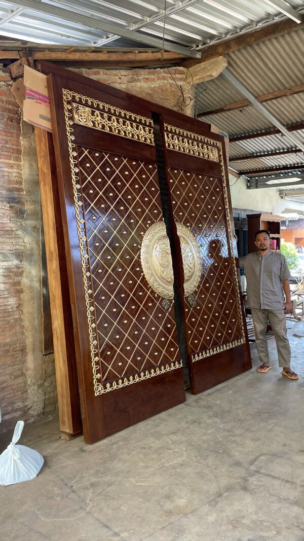 2ef05a6d 7d7e 4620 8b0f 7698c3a37a3f scaled - Pintu Replika Masjid Nabawi Ukiran Mewah Terlaris Minimalis Full Kayu Jati