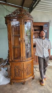 Lemari Sudut Kaca Ukiran Minimalis Mewah Modern Kayu Jati
