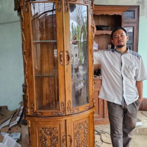 41b19899 351e 485a 99ae 1acf6c5d9b30 300x300 - Lemari Sudut Kaca Ukiran Minimalis Mewah Modern Kayu Jati