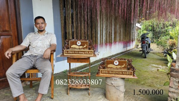 89006d5f dc78 4bd4 b7ce d444b43e0404 scaled - Papan Nama Meja Custom Ukiran Universitas Minimalis Full Kayu Jati