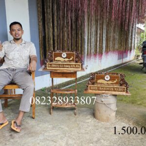 b7d5d966 e4a6 4cf8 bf11 d391e8505b1c 300x300 - Papan Nama Meja Custom Ukiran Universitas Minimalis Full Kayu Jati