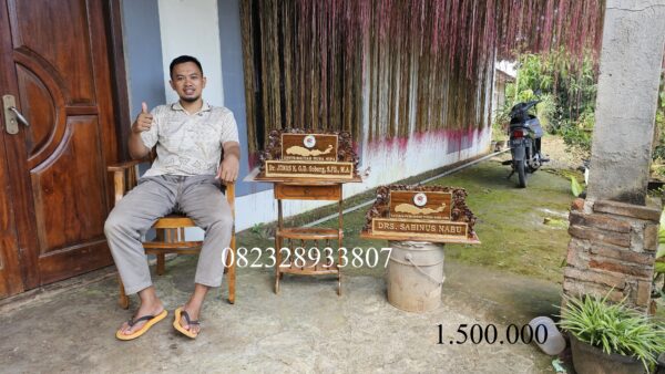 b7d5d966 e4a6 4cf8 bf11 d391e8505b1c scaled - Papan Nama Meja Custom Ukiran Universitas Minimalis Full Kayu Jati