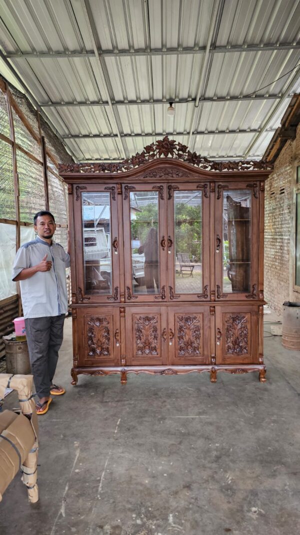 cb71a0d0 d5b3 4a90 af40 125f9e7ba729 - Lemari Hias Kaca Ukiran Full Kayu Jati