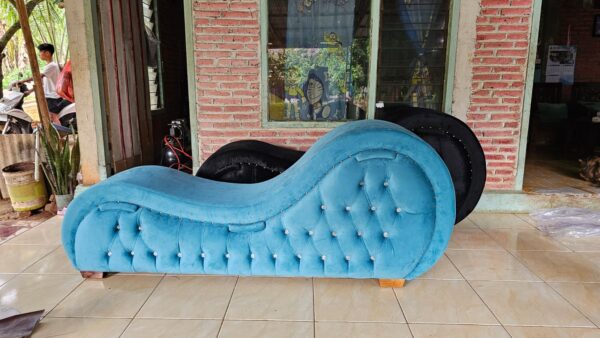 d92d57f3 089d 4eee 94e6 fe4309f97531 - Sofa Tantra Kamasutra Warna Custom Biru Bludru Rangka Full Kayu Jati