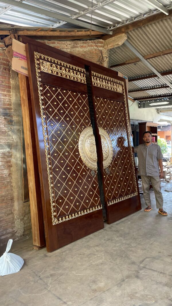 dc66608f e2df 4038 ae38 6f11970ea516 scaled - Pintu Replika Masjid Nabawi Ukiran Mewah Terlaris Minimalis Full Kayu Jati