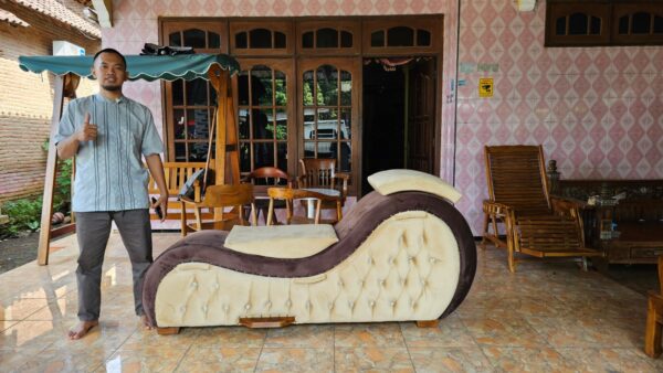 e03bff0c 6363 4ca9 92a5 8ac294418a74 - Sofa Tantra Kamasutra Custom Warna Cream Kombinasi Coklat Model Terbaru Full Kayu Jati