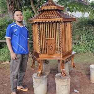ef977a23 ffc0 4b78 b29f bd68ab3dd81f 300x300 - Sangkar Ayam Bekisar Ayam Hias Custom Full Kayu Jati