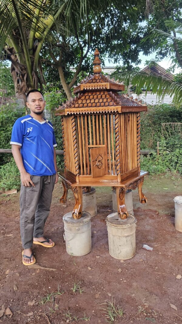 ef977a23 ffc0 4b78 b29f bd68ab3dd81f - Sangkar Ayam Bekisar Ayam Hias Custom Full Kayu Jati