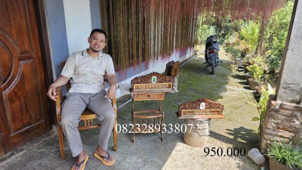 ffe06a3f cd9d 4ca7 a0de d514d52c2c25 scaled - Papan Nama Meja Minimalis Papan Nama Kepala Desa Full Kayu Jati