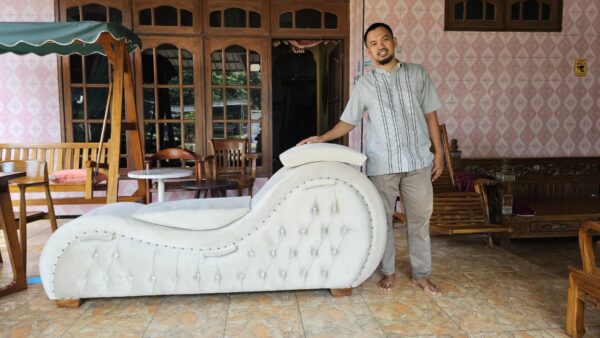 9170d030 b045 4ae7 968a 862adff62b07 - Kursi Sofa Tantra Kamasutra Warna Cream Custom Rangka Full Kayu Jati
