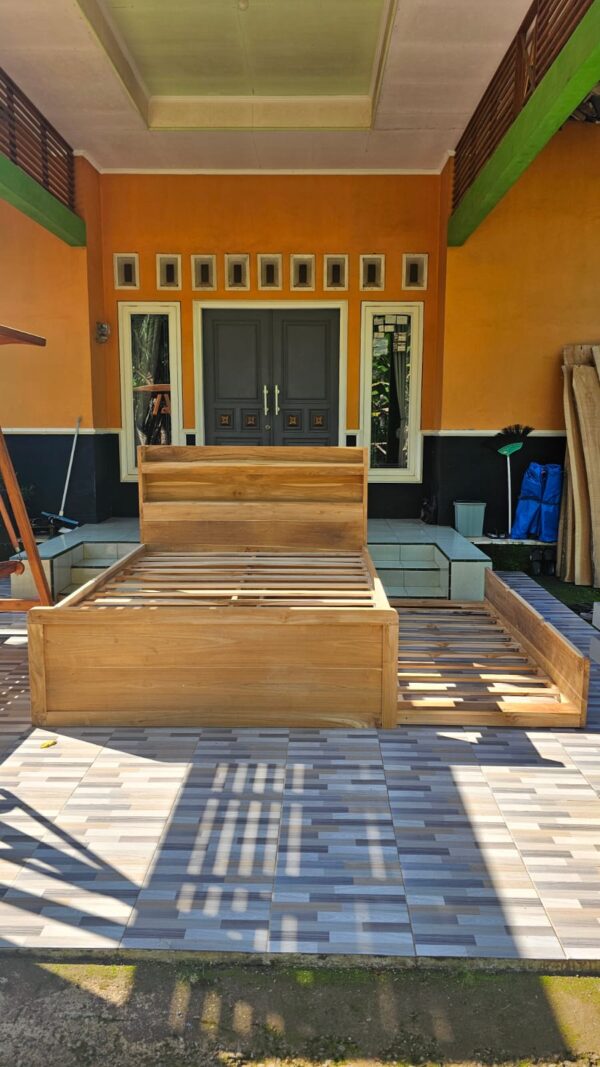9375d804 9730 4f1b 98a0 919685d6d96b - Tempat tidur Sorong Double bad Minimalis Full Kayu Jati