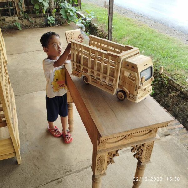 0d8c2369 7c31 455a 86b5 900eed0674cb - Mainan Mobil Truk Anak Minimalis Kayu Jati