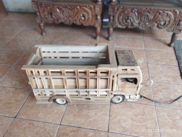 506857ba 742f 40e9 92ce 453b3ae1b07e - Mainan Mobil Truk Anak Minimalis Kayu Jati