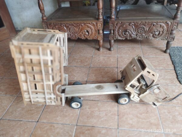 675776aa 4c08 459a b614 76b5fae3b55c - Mainan Mobil Truk Anak Minimalis Kayu Jati