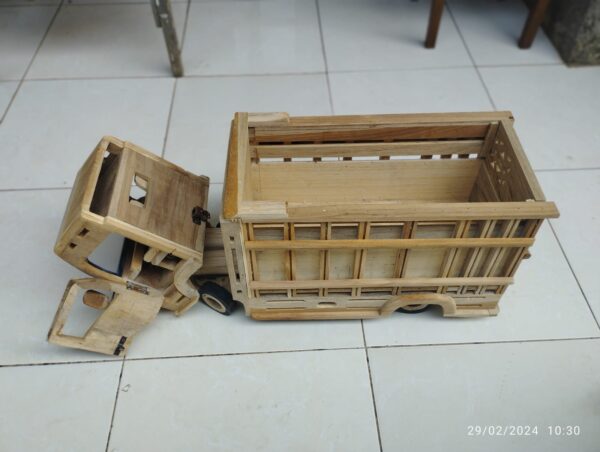 92c630ea 4a04 4cbc b40c 087fd4c067b5 - Mainan Mobil Truk Anak Minimalis Kayu Jati