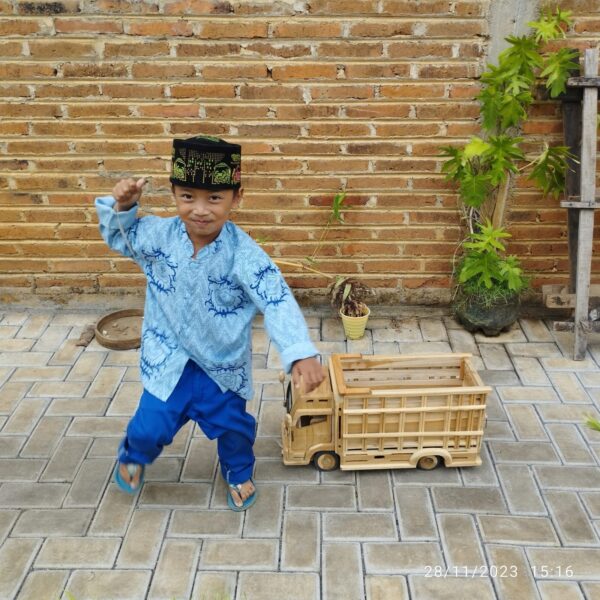 b7700410 52fa 49f4 bc4f f879ebea7482 - Mainan Mobil Truk Anak Minimalis Kayu Jati