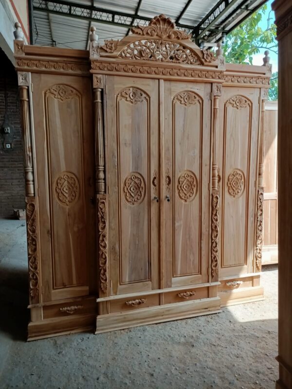 023f2c6c 3e90 4fbe ba72 9f5410081a84 - Lemari Pakaian Ukiran Jepara Kayu Jati Asli Mewah Klasik 4 Pintu