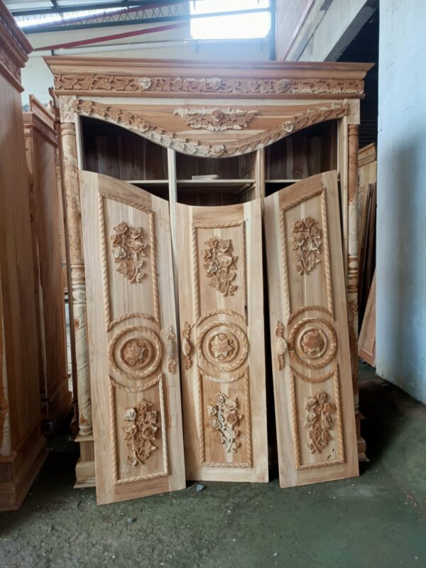 05d5798f 2ba0 4d98 a0ad 2fcc984aefde - Lemari Pakaian Ukiran Luxury Kayu Jati Tua Jepara Desain Elegan
