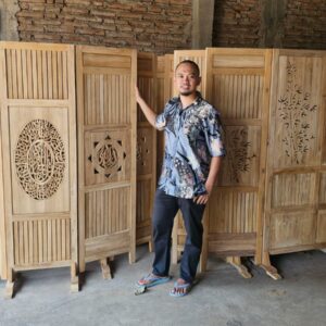 a6216b32 8f12 433a a292 ef80cff2472c 300x300 - Sketsel Penyekat ruangan Ukiran Kaligrafi Minimalis Kayu Jati