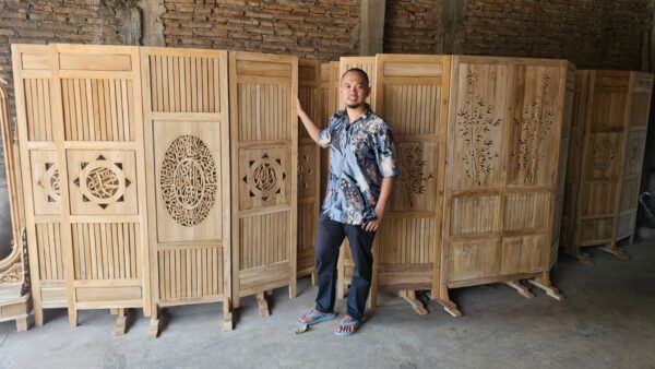 a6216b32 8f12 433a a292 ef80cff2472c - Sketsel Penyekat ruangan Ukiran Kaligrafi Minimalis Kayu Jati