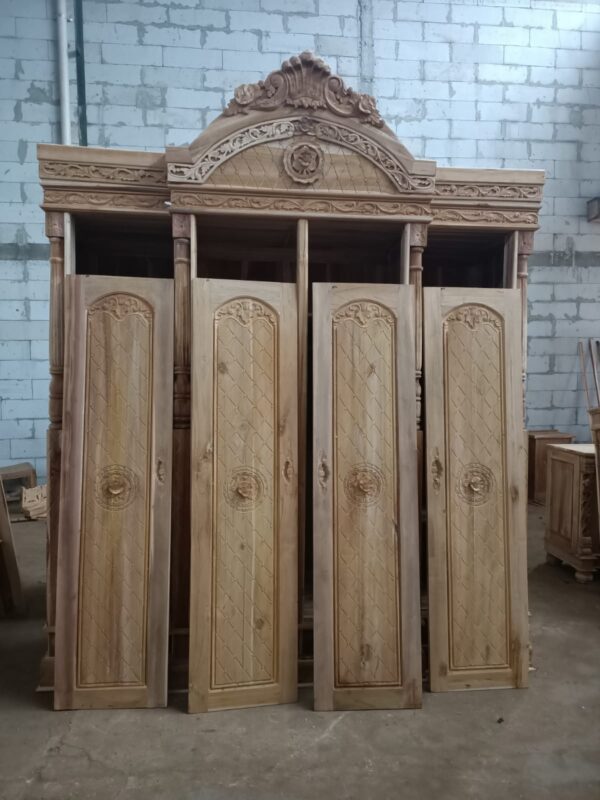 aa0142fd 9770 481b b797 3018a1fef498 - Lemari Pakaian 4 Pintu Ukiran Jati Jepara Model Mewah Elegan