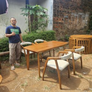 b0fb3cea ca42 472b bafc b36e9ea9b4dd 300x300 - Kursi Meja Makan 4 Kursi Minimalis Modern Terlaris Full Kayu Jati