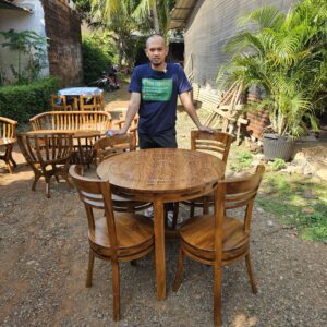 f85200d3 f0c3 4238 a0e0 2a185bd98fae 300x300 - Kursi Meja Makan Bundar Motif Ukiran Kayu Jati