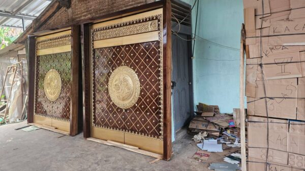 559533427 1152694760292884 7880263527694196132 n - Pintu Masjid Nabawi Ukuran 200 x 220 cm Kayu Jati Tua