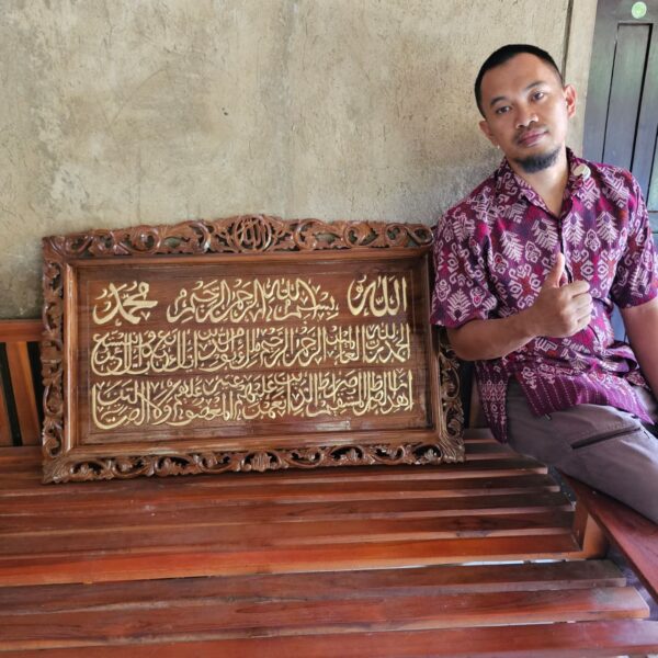 a0de01e8 98cb 4cd3 b2f8 61adfef1cb92 - Kaligrafi Ukiran Al Fatihah Custom Minimalis Modern Full Kayu Jati